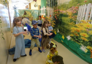 Na zdjęciu widać występ rodziców i dzieci pt. "Bajka o wodzie"