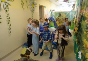 Na zdjęciu widać występ rodziców i dzieci pt. "Bajka o wodzie"