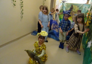 Na zdjęciu widać występ rodziców i dzieci pt. "Bajka o wodzie"