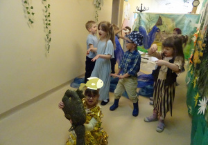 Na zdjęciu widać występ rodziców i dzieci pt. "Bajka o wodzie"