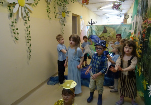 Na zdjęciu widać występ rodziców i dzieci pt. "Bajka o wodzie"