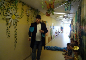 Na zdjęciu widać występ rodziców i dzieci pt. "Bajka o wodzie"