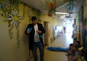 Na zdjęciu widać występ rodziców i dzieci pt. "Bajka o wodzie"