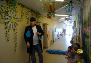 Na zdjęciu widać występ rodziców i dzieci pt. "Bajka o wodzie"