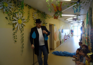 Na zdjęciu widać występ rodziców i dzieci pt. "Bajka o wodzie"