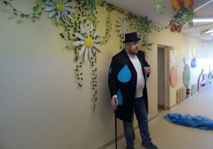 Na zdjęciu widać występ rodziców i dzieci pt. "Bajka o wodzie"