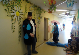 Na zdjęciu widać występ rodziców i dzieci pt. "Bajka o wodzie"