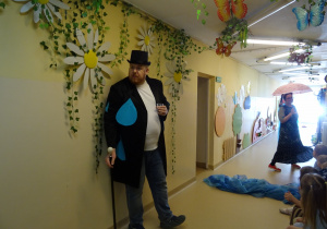 Na zdjęciu widać występ rodziców i dzieci pt. "Bajka o wodzie"