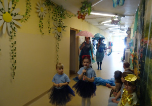 Na zdjęciu widać występ rodziców i dzieci pt. "Bajka o wodzie"