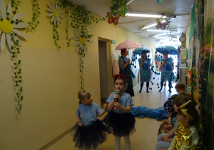 Na zdjęciu widać występ rodziców i dzieci pt. "Bajka o wodzie"