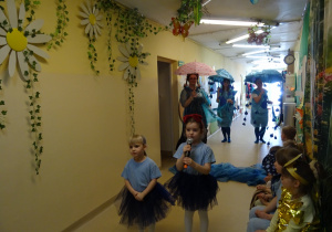 Na zdjęciu widać występ rodziców i dzieci pt. "Bajka o wodzie"