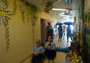 Na zdjęciu widać występ rodziców i dzieci pt. "Bajka o wodzie"