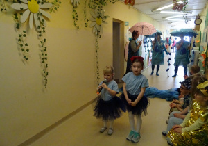 Na zdjęciu widać występ rodziców i dzieci pt. "Bajka o wodzie"