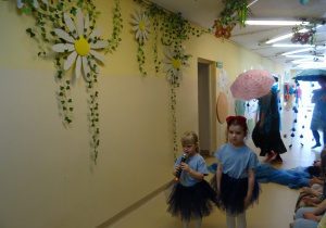 Na zdjęciu widać występ rodziców i dzieci pt. "Bajka o wodzie"