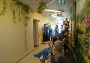 Na zdjęciu widać występ rodziców i dzieci pt. "Bajka o wodzie"