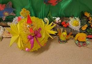 Na zdjęciu widać ozdoby wielkanocne.