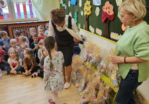 Na zdjęciu widać dzieci podczas rozstrzygnięcia konkursu.