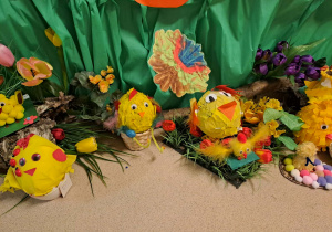 Na zdjęciu widać ozdoby wielkanocne.