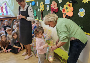 Na zdjęciu widać dzieci podczas rozstrzygnięcia konkursu.