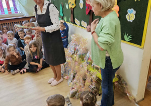 Na zdjęciu widać dzieci podczas rozstrzygnięcia konkursu.