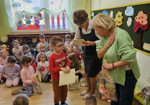 Na zdjęciu widać dzieci podczas rozstrzygnięcia konkursu.