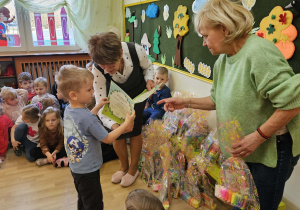 Na zdjęciu widać dzieci podczas rozstrzygnięcia konkursu.