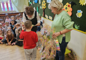 Na zdjęciu widać dzieci podczas rozstrzygnięcia konkursu.