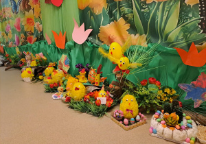 Na zdjęciu widać ozdoby wielkanocne.