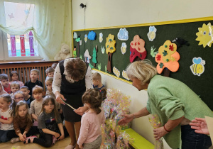 Na zdjęciu widać dzieci podczas rozstrzygnięcia konkursu.