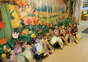 Na zdjęciu widać dzieci podczas rozstrzygnięcia konkursu.