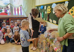 Na zdjęciu widać dzieci podczas rozstrzygnięcia konkursu.