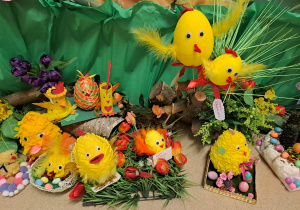 Na zdjęciu widać ozdoby wielkanocne.