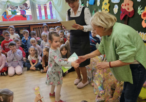 Na zdjęciu widać dzieci podczas rozstrzygnięcia konkursu.