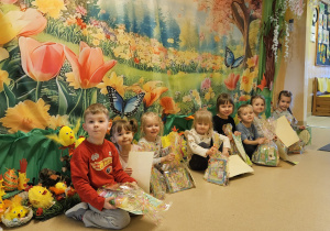 Na zdjęciu widać dzieci podczas rozstrzygnięcia konkursu.