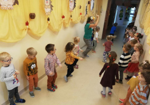 Dzieci tańczą w holu przedszkola