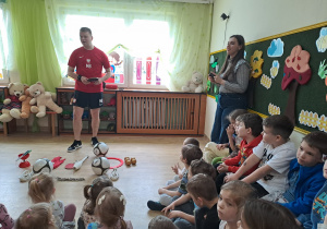 Na zdjęciu widać dzieci z Panem Żonglerem.