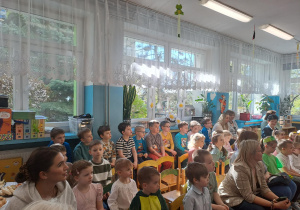 Na zdjęciu widać dzieci na konkursie recytatorskim- "kolorowe wierszyki'".