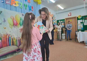Na zdjęciu widać dzieci na konkursie recytatorskim- "kolorowe wierszyki'".
