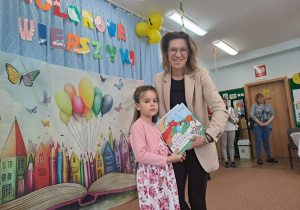 Na zdjęciu widać dzieci na konkursie recytatorskim- "kolorowe wierszyki'".
