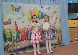 Na zdjęciu widać dzieci na konkursie recytatorskim- "kolorowe wierszyki'".