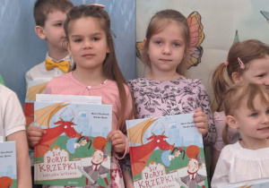 Na zdjęciu widać dzieci na konkursie recytatorskim- "kolorowe wierszyki'".