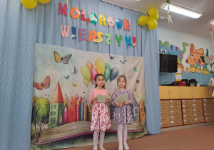 Na zdjęciu widać dzieci na konkursie recytatorskim- "kolorowe wierszyki'".