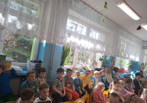 Na zdjęciu widać dzieci na konkursie recytatorskim- "kolorowe wierszyki'".