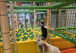 Na zdjęciu widać dzieci bawiące się w figloraju.