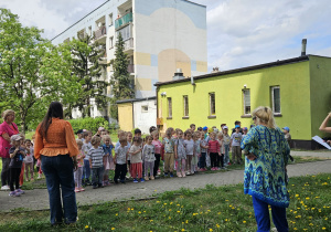 Na zdjęciu widać dzieci na spotkaniu z muzyką Uli Pakuły.