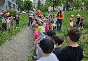 Na zdjęciu widać dzieci na spotkaniu z muzyką Uli Pakuły.