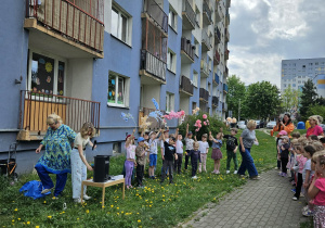 Na zdjęciu widać dzieci na spotkaniu z muzyką Uli Pakuły.