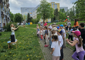 Na zdjęciu widać dzieci na spotkaniu z muzyką Uli Pakuły.
