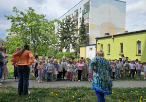 Na zdjęciu widać dzieci na spotkaniu z muzyką Uli Pakuły.