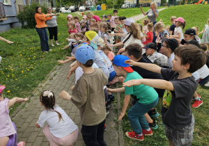 Na zdjęciu widać dzieci na spotkaniu z muzyką Uli Pakuły.